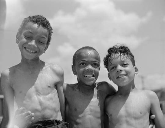 RECORD DATE NOT STATED Three youngsters, Frederick Douglass housing project, Anacostia, D.C., 1942. Creator: Gordon Parks. Copyright:xHeritagexArt HeritagexImagesx IMAGO ,2902808 ! ACHTUNG: AUFNAHMEDATUM GESCHÄTZT!  Copyright:HeritagexArt HeritagexImagesx IMAGO
