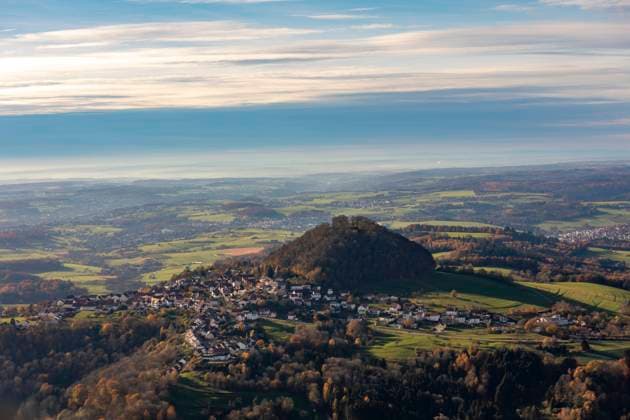 Luftaufnahme von der Schwäbischen Alb, Schwäbische Alb - Panorama Luftaufnahme mit Blick auf den Hohenstaufen im Landkreis Göppingen. Der Hohenstaufen ist ein 684 m ü. NHN hoher, der Schwäbischen Alb vorgelagerter Zeugenberg bei Göppingen. Göppingen Baden-Württemberg Deutschland *** Aerial view of the Swabian Alb, Swabian Alb panorama aerial view with view of the Hohenstaufen in the district of Goeppingen The Hohenstaufen is a 684 m above sea level high witness mountain near Goeppingen Goeppingen Baden Württemberg Germany