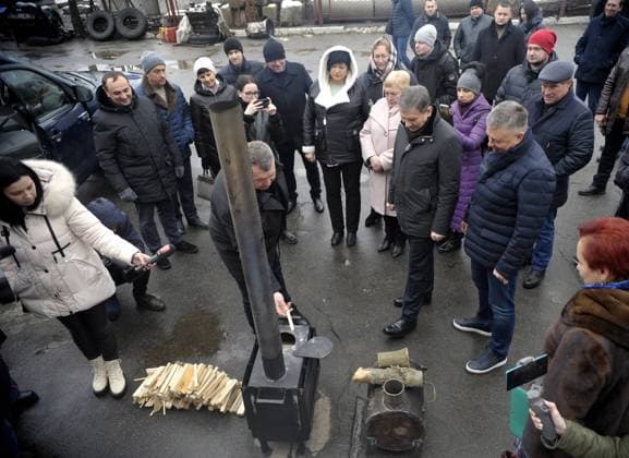 VINNYTSIA, UKRAINE - NOVEMBER 30, 2022 - Vinnytsia Regional Council head Viacheslav Sokolovyi, Vinnytsia city head Serhii Morhunov and Vinnytsia City Council secretary Pavlo Yablonskyi (L to R, front) demonstrate a trench stove made by the Interregional Humanitarian Coordination HQ together with Vinnytsia Region s territorial communities under the Warmth from Home to Trench project for the Ukrainian Armed Forces, Vinnytsia, west-central Ukraine. Stoves for Ukrainian military in Vinnytsia  Copyright: xTITUALMAx