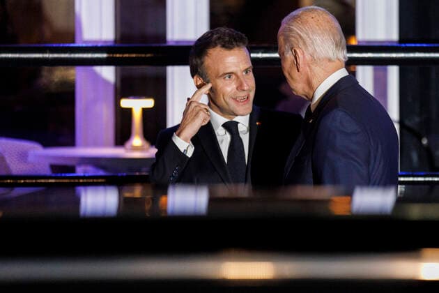 Bilder des Jahres, News 12 Dezember News Themen der Woche KW48 News Bilder des Tages November 30, 2022, Washington, District of Columbia, USA: United States President Joe Biden and French President Emmanuel Macron depart after dining at the restaurant Fiola Mare, in Washington, DC, US, on Wednesday, Nov. 30, 2022. Biden will welcome French President Macron for the first White House state dinner in more than three years on Thursday, setting aside recent tensions with Paris over defense and trade issues to celebrate the oldest US alliance Washington USA - ZUMAs152 20221130_zaa_s152_223 Copyright: xTingxShenx-xPoolxviaxCNPx