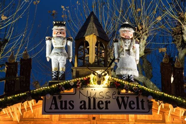 Stand mit Nüssen auf dem Weihnachtsmarkt in Konstanz *** Stand with nuts at the Christmas market in Constance