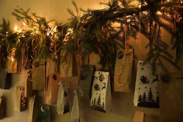 Adventskalender - Merry Christmas - GER, Germany, Deutschland, Berlin, 30.11.2022 - Berlin: Beleuchtete Adventsdekoration in Form eines dekorierten Adventskalenders mit kleinen Überraschungspäckchen für Kinder in der Vorweihnachtszeit. Hier gibt es für jeden Tag eine Überraschung. *** Advent Calendar Merry Christmas GER, Germany, Germany, Berlin, 30 11 2022 Berlin Illuminated Advent decoration in the form of a decorated Advent calendar with small surprise packages for children in the pre-Christmas period Here there is a surprise for every day