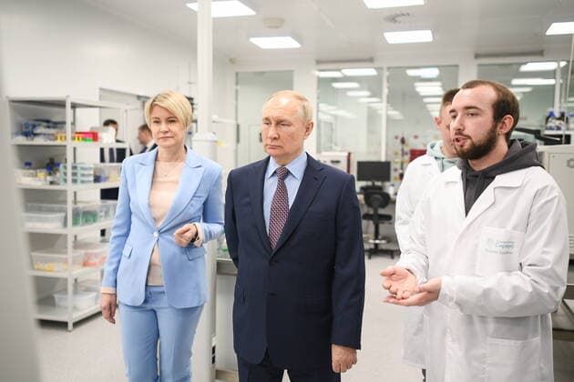 News Themen der Woche KW48 News Bilder des Tages RUSSIA, KRASNODAR REGION - DECEMBER 1, 2022: Russia s President Vladimir Putin (C) and the head of the Talent and Success educational foundation chairwoman of the Council of Russia s Sirius Federal Territory, Yelena Shmeleva (L), visit a laboratory during the 2nd Congress of Young Scientists at Sirius Park of Science and Art in the Sirius Federal Territory. Vladimir Astapkovich TASS  56191183