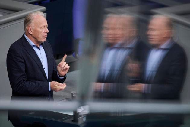 News Bilder des Tages Plenarsitzung im Bundestag in Berlin Jürgen Trittin (Bündnis 90 Die Grünen) während der Sitzung des Deutschen Bundestags am 01.12.2022 in Berlin. Berlin Bundestag Berlin Deutschland *** Plenary session in the Bundestag in Berlin Jürgen Trittin Bündnis 90 Die Grünen during the session of the German Bundestag on 01 12 2022 in Berlin Berlin Bundestag Berlin Germany