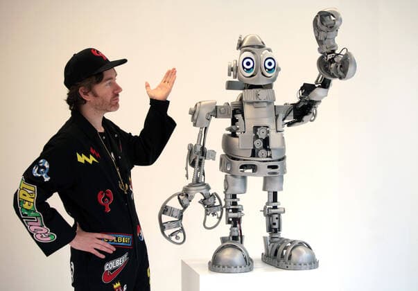 Bilder des Jahres, Entertainment 12 Dezember Entertainment Themen der Woche KW48 Entertainment Bilder des Tages Philip Colbert London, UK. Philip Colbert with his art-making LobsterBot at the auction house Phillips, Berkeley Square. The Scottish born artist is convinced robotics will play a significant role in the future of art. He teamed up with the University College London s Robotics Lab to come up with this performative sculpture. The data driven robot will create artwork for people who will be able to control it via a smartphone and other digital devices. The results will come from the LobsterBot s artificial intelligence as it learns how to create new works. These will then come part of an exhibition to be held in 2023. 1st December 2022. LMK11-011222-001 