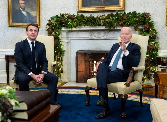 News Themen der Woche KW48 News Bilder des Tages December 1, 2022, Washington, District of Columbia, USA: United States President Joe Biden with President Emmanuel Macron of France during a meeting in the Oval Office of the White House in Washington, DC, Thursday, December 1, 2022 Washington USA - ZUMAs152 20221201_zaa_s152_179 Copyright: xDougxMillsx-xPoolxviaxCNPx