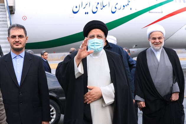Bilder des Jahres, News 12 Dezember News Themen der Woche KW48 News Bilder des Tages December 1, 2022, Sanandaj, Kurdistan, Iran: A handout photo made available by the presidential office shows, Iranian president EBRAHIM RAISI enters Sanandaj, the capital of Kurdistan province, in order to inaugurate the plan to provide safe and sustainable drinking water, as well as separate meetings with clerics and different groups of the people. Sanandaj Iran - ZUMAi98_ 20221201_zih_i98_042 Copyright: xIranianxPresidencyx