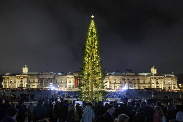 Bilder des Jahres, News 12 Dezember News Themen der Woche KW48 News Bilder des Tages . 01 12 2022. London, United Kingdom. Trafalgar Square Tree Lighting Ceremony. Lighting ceremony of the Norwegian spruce on the 75th anniversary of King Haakon VII original tree as a token of thanks for Britain s support during World War II. for the  xMartynxWheatleyx xi-Imagesx IIM-23979-0001
