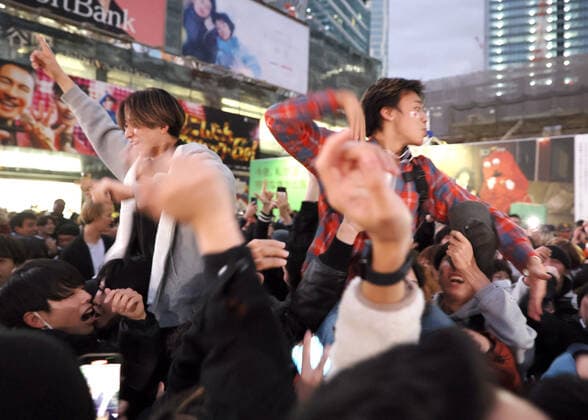 December 2, 2022, Tokyo, Japan - Japanese football fans celebrate Japan s victory at the FIFA World Cup in Qatar against Spain in Tokyo on Friday, December 2, 2022. Japan s national football team defeated Spain 2-1 at the FIFA World Cup preliminary round and advanced to the knock out stage.  , aflo_205283389.jpg,