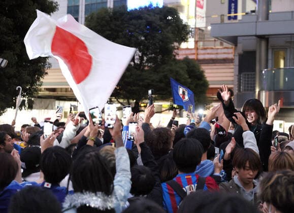 December 2, 2022, Tokyo, Japan - Japanese football fans celebrate Japan s victory at the FIFA World Cup in Qatar against Spain in Tokyo on Friday, December 2, 2022. Japan s national football team defeated Spain 2-1 at the FIFA World Cup preliminary round and advanced to the knock out stage.  , aflo_205283390.jpg,