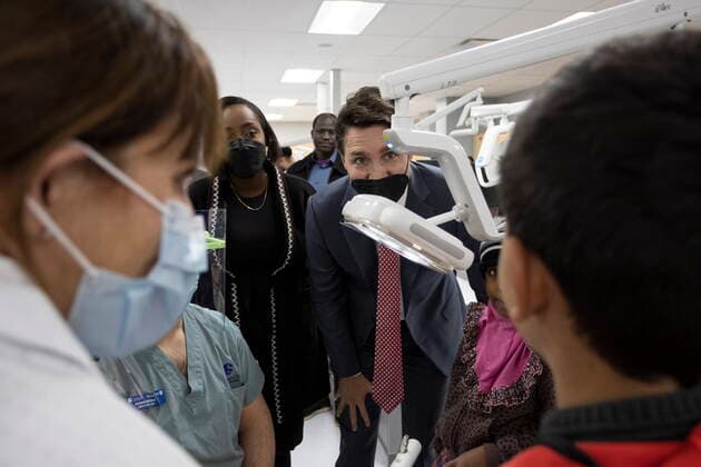 December 1, 2022, London, ON, CANADA: Prime Minister Justin Trudeau looks on as kids interact during an event promoting dental care for children at Schulich School of Medicine and Dentistry in London, Ont., Thursday, Dec. 1, 2022. London CANADA  - ZUMAc35_ 20221201_zaf_c35_142 Copyright: xNicolexOsbornex
