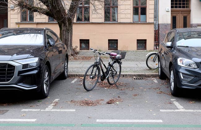 Bilder des Jahres, News 12 Dezember News Themen der Woche KW48 News Bilder des Tages 01.12.2022, Berlin - Deutschland. Ab Januar 2023 dürfen Fahrräder auch auf Parkplätzen für Autos abgestellt werden. *** 01 12 2022, Berlin Germany From January 2023, bicycles may also be parked in parking spaces for cars