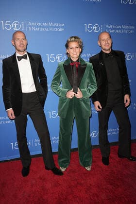 American Museum Of Natural History s 2022 Museum Gala Brandi Carlile (C), Timothy Jay Hanseroth, and Phillip John Han at the American Museum of Natural History s 2022 Museum Gala on December 01, 2022 in New York City. New York City United States  Copyright: xJohnxNacionx originalFilename: nacion-american221201_np6T0.jpg