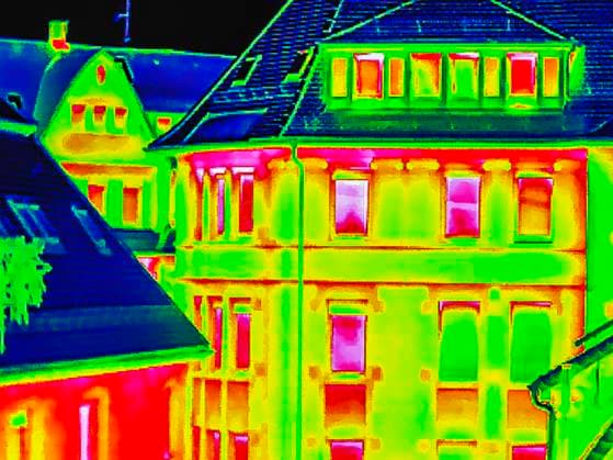 Wärmebild eines Wohngebäudes. Thermografie. 02.12.2022: Deutschland, Baden-Württemberg, Stuttgart. *** Thermal image of a residential building thermography 02 12 2022 Germany, Baden Württemberg, Stuttgart