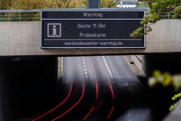 ARCHIVFOTO vom ersten bundesweiten Warntag für den Katastrophenfalll 2020. Am 8. Dezember 2022 ist der zweite bundesweite Warntag. Beim ersten Warntag im September 2022 ist so ziemlich alles schief gegangen. Ein guter Teil der Bevölkerung hat damals vom großen Alarm gar nichts mitbekommen. In Stuttgart funktioierten lediglich die Wechselverkehrszeichen (WVZ) an der Bundesstraße B14. DEU, Deutschland, Baden-Württemberg, Stuttgart, 10.09.2020 *** ARCHIVE PHOTO of the first nationwide warning day for the disaster casell 2020 On December 8, 2022 is the second nationwide warning day At the first warning day in September 2022, pretty much everything went wrong At that time, a good part of the population did not even notice the big
