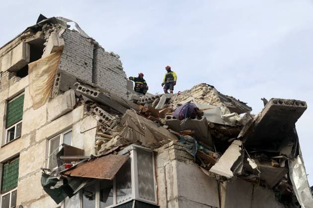 News Themen der Woche KW48 News Bilder des Tages KHARKIV REGION, UKRAINE - DECEMBER 2, 2022 - Rescuers examine the ruins of an apartment building destroyed in a Russian rocket strike, Chuhuiv district, Kharkiv Region, northeastern Ukraine. Russian rocket attack on Kharkiv Region  Copyright: xVyacheslavxMadiyevskyyx