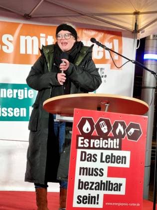 Kundgebung_ Die Linke 02.12.2022, Chemnitz, Kundgebung Am Freitagnachmittag findet im Chemnitzer Stadthallenpark eine Kundgebung der Partei Die Linke statt. Unter dem Motto: Genug ist genug protestiert man gegen die gestiegenen Preise für Lebensmittel, Benzin, Energie und die Inflation. Hauptredner ist Gregor Gysi, der langjährige Vorsitzende der Bundestagsfraktion der Linken. Susanne Schaper, MdL und Sächsische Landesvorsitzende der Partei Die Linke, spricht zu den Kundgebungsteilnehmern Chemnitz Sachsen BRD *** Rally The Left 02 12 2022, Chemnitz, rally On Friday afternoon, a rally of the party The Left will take place in the Chemnitz Stadthallenpark Under the motto Enough is enough protest against the increased prices for food, gaso