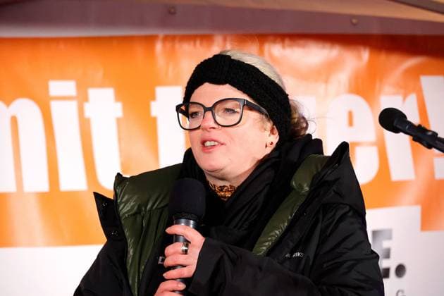Kundgebung_ Die Linke 02.12.2022, Chemnitz, Kundgebung Am Freitagnachmittag findet im Chemnitzer Stadthallenpark eine Kundgebung der Partei Die Linke statt. Unter dem Motto: Genug ist genug protestiert man gegen die gestiegenen Preise für Lebensmittel, Benzin, Energie und die Inflation. Hauptredner ist Gregor Gysi, der langjährige Vorsitzende der Bundestagsfraktion der Linken. Susanne Schaper, MdL und Sächsische Landesvorsitzende der Partei Die Linke, spricht zu den Kundgebungsteilnehmern Chemnitz Sachsen BRD *** Rally The Left 02 12 2022, Chemnitz, rally On Friday afternoon, a rally of the party The Left will take place in the Chemnitz Stadthallenpark Under the motto Enough is enough protest against the increased prices for food, gaso