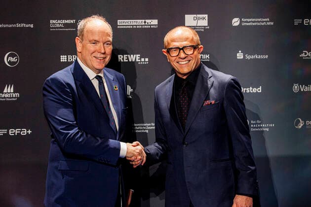 02 12 2022 Düsseldorf S D Prince Albert II of Monaco left and initiator Stefan Schulze Hausmann right at the award ceremony for the 15 German Sustainability Award at the Maritim Hotel Düsseldorf Maritim Hotel Nordrhein Westfalen Germany
