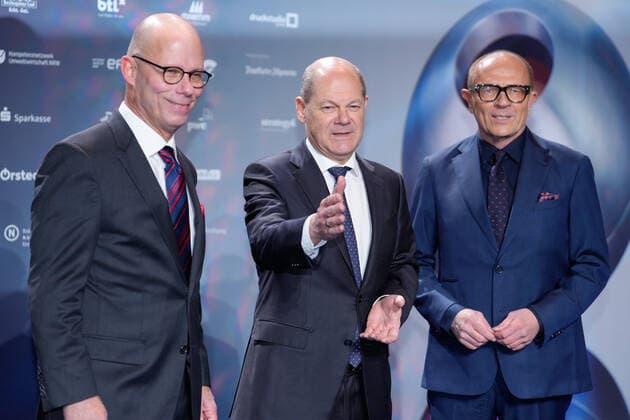 15 German Sustainability Award in Duesseldorf Prof Dr Guenther Bachmann, Olaf Scholz the Chancellor of the Federal Republic of Germany and Stefan Schulze Hausmann, Member of the Board German Sustainability Award on the Red Carpet at the 15 German Sustainability Award at the Maritim Hotel in Duesseldorf Duesseldorf North Rhine Westphalia Germany