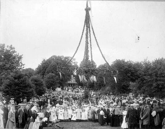 RECORD DATE NOT STATED Midsommar Midsummer celebration with large crowd and midsummer bar in Ronneby Brunn. In 1905. Copyright: xpiemagsx piebikmu07072022-4518 !ACHTUNG AUFNAHMEDATUM GESCHÄTZT!
