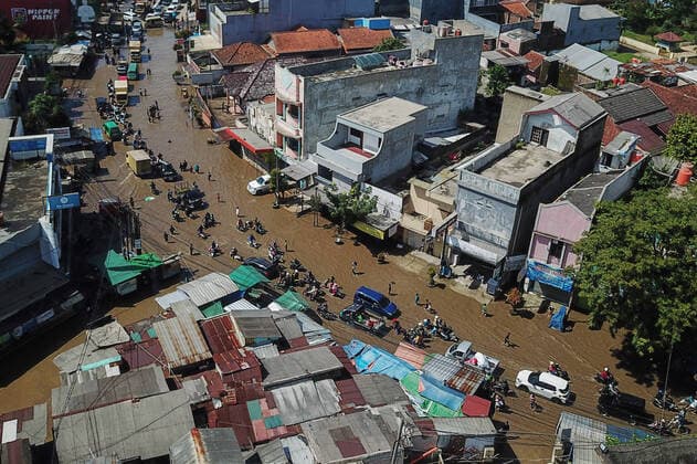 Bilder des Jahres, News 12 Dezember News Themen der Woche KW48 News Bilder des Tages December 3, 2022, Bandung, West Java, Indonesia: Aerial view shows vehicles passing through floods due to the overflow of the citarum river in Dayeuhkolot, Bandung Regency, Indonesia. Heavy rain on Friday (2 12 2022) made hundreds of houses in Baleendah and Dayeuhkolot districts submerged by floods overflowing the Citarum River as high as 50 centimeters to one meter. Bandung Indonesia - ZUMAs281 20221203_zip_s281_005 Copyright: xAlgixFebrixSugitax