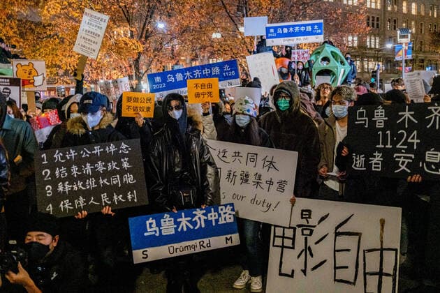 December 2, 2022, Boston, United States: Demonstrators hold blank papers and placards during a protest in solidarity with Urumqi people at Tiananmen Memorial. Over 400 people participate in a candlelight vigil at Tiananmen Memorial in Boston Chinatown to protest against China s zero-covid policy and to commemorate the victims of the Urumqi tragic fire on December 2, 2022. Boston United States - ZUMAs197 20221202_zaa_s197_274 Copyright: xTangxKaxHuenx