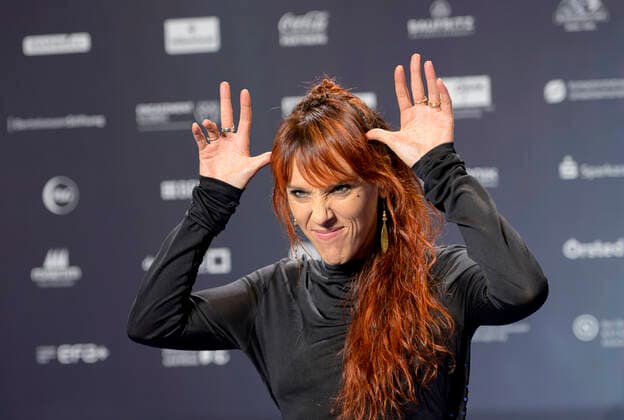 ZAZ, singer, honorary prize winner, gesture, gesture, award ceremony German Sustainability Award on 02 12 2022 in Duesseldorf Germany