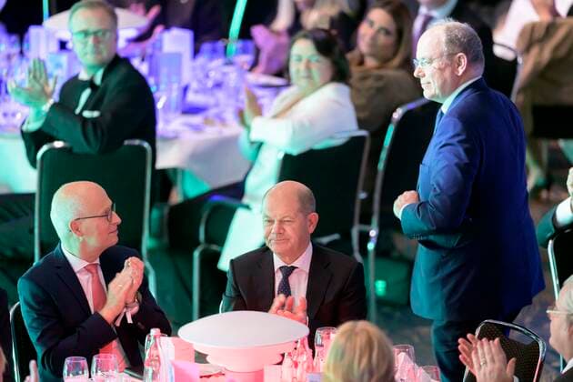 Federal Chancellor Olaf SCHOLZ with Dr Peter TSCHENTSCHER l President of the Bundesrat, First Mayor of Hamburg , behind S D Prince Albert II of Monaco, Honorary Laureate German Sustainability Award on 02 12 2022 in Duesseldorf Germany