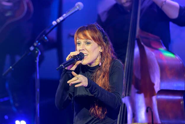 ZAZ, singer, honorary prize winner, sings, German Sustainability Award ceremony on 02 12 2022 in Duesseldorf Germany