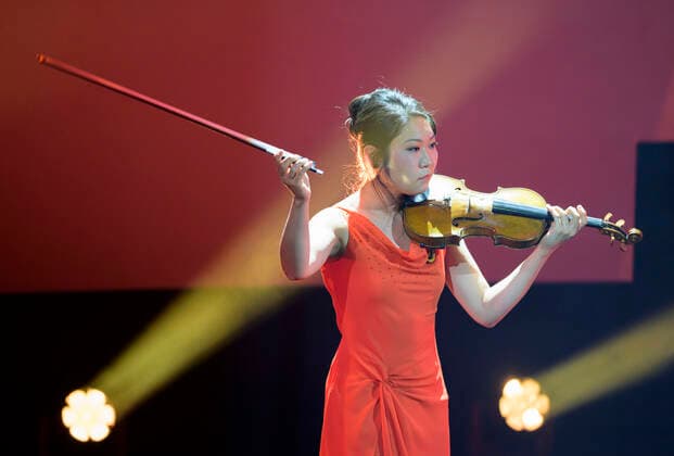 Tianwa YANG, violinist, plays violin, German Sustainability Award ceremony on 02 12 2022 in Duesseldorf Germany