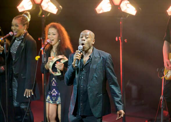 Andrew ROACHFORD, singer, sings, German Sustainability Award ceremony on 02 12 2022 in Duesseldorf Germany