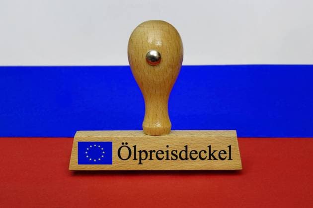 russische Flagge mit Stempel und Ölpreisdeckel russische Flagge mit Stempel und Ölpreisdeckel, 03.12.2022, Borkwalde, Brandenburg, Ein Stempel steht auf einer russischen Flagge mit dem Schriftzug Ölpreisdeckel. *** russian flag with stamp and oil price cover russian flag with stamp and oil price cover, 03 12 2022, Borkwalde, Brandenburg, A stamp stands on a russian flag with the writing oil price cover