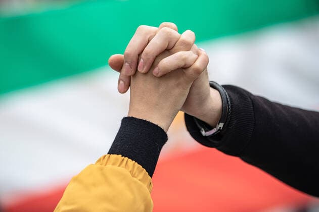 News Themen der Woche KW48 News Bilder des Tages December 3, 2022, Istanbul, Turkey: Hands joined together are seen in front of the Iranian flag during the demonstration. Mahsa Amini s death has sparked weeks of violent protests across Iran and other countries. Mahsa fell into a coma and died after being arrested in Tehran by the morality police for allegedly violating the country s hijab rules. Istanbul Turkey - ZUMAs197 20221203_zaa_s197_045 Copyright: xOnurxDogmanx