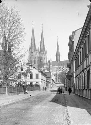 RECORD DATE NOT STATED Trädgardsgatan in Uppsala, from Slottsgränd towards northwest 1901 - 1902. In the Uppsala Cathedral Foundation. The garden street s name recalls the large castle garden, which before the city planning regulation in the 17th century spread across the area. In the fund, the cathedral rises in its new figure, shaped by Helgo Zettervall 1885 - 93. The large white house in the center of the picture was originally built as a residential building in the 1860s, but was later rebuilt to school by the company Uppsala individual educational institutions, generally called Skrapan. From Ola Ehn & Gunnar Elfström, the turn of the century Uppsala in Dahlgren s pictures. Nature and Culture 1977. Copyright: xpiemagsx upplpie13012022-2 !ACHTUNG AUFNAHMEDATUM GESCHÄTZT!