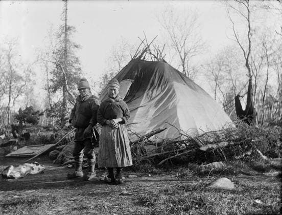 RECORD DATE NOT STATED Two Sami in front of horny, Kiruna, Lapland. Josef Ärnström s image collection was acquired by the Upplands Museum 2011.Josef Ärnström was born in 1887 in Keps, Hallnäs parish, Uppland. He was married to Nora Selldin, born in Timra, Medelpad. Both Josef and his wife Nora took their degrees around 1910 at the teacher s seminar in Uppsala. In Medelpad, the couple received their first teacher services at Berge school as a newlyweds about 1910-12. The relocation then moved on to Lapland where Josef was employed in Toulleuvaara between about 1913-18. Joseph ended his career as an exercise teacher from about 1920 until his death in 1926 in the same place where he had studied, ie. At the teacher s seminar in Uppsala.josef and Nora, the chil Copyright: xpiemagsx upplpie13012022-844 !ACHTUNG AUFNAHMEDATUM GESCHÄTZT!
