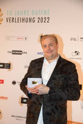 Award of the DAfFNE Award 2022 Nicolas Doldinger, son of KLaus Doldinger receives the Honorary Award for his father Honorary Award for the award of the DAfFNE German Academy for Television, Award 2022 in the Meistersall in Berlin on 03 12 2022 Photopress Mueller