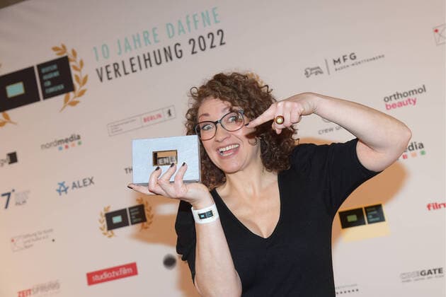 Entertainment Themen der Woche KW48 Entertainment Bilder des Tages Verleihung der DAfFNE-Auszeichnung 2022 Janine Dauterich, Preis für Filmschnitt, Geiseldrama , Gladbeck, Verleihung der DAfFNE-Deutsche Akademie für Fernsehen, Auszeichnung 2022 im Meistersall in Berlin am 03.12.2022 *** DAfFNE Award 2022 Janine Dauterich, Award for Film Editing, Geiseldrama , Gladbeck, DAfFNE German Academy for Television Award 2022 at the Meistersall in Berlin on 03 12 2022 Photopress Mueller