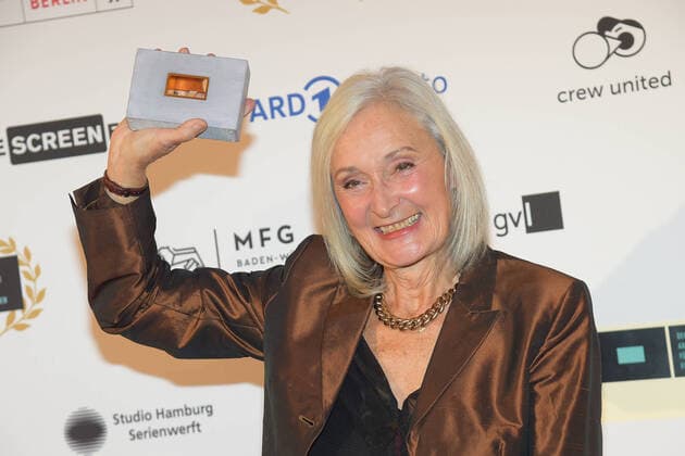 Bilder des Jahres, Entertainment 12 Dezember Entertainment Themen der Woche KW48 Entertainment Bilder des Tages Verleihung der DAfFNE-Auszeichnung 2022 Eleonore Weisgerber, gewinnerin für die weibliche Nebenrolle Prteis Verleihung der DAfFNE-Deutsche Akademie für Fernsehen, Auszeichnung 2022 im Meistersall in Berlin am 03.12.2022 *** DAfFNE Award 2022 Eleonore Weisgerber, winner for the female supporting role Prteis Award of the DAfFNE German Academy for Television, Award 2022 in the Meistersall in Berlin on 03 12 2022 Photopress Mueller