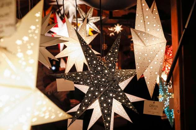 Weihnachtsmarktbude Weihnachstterne - Jedes Jahr verwandelt sich die Bonner Innenstadt in eine stimmungsvolle Budenstadt, dem Bonner Weihnachtsmarkt. Kunsthandwerk, Fahrgeschäfte und viele kulinarische Köstlichkeiten machen den Besuch bei gemütlicher Atmosphäre zu einem kleinen Erlebnis. Energiesparmaßnahmen finden sich in der LED-Technik, im begrenzten Zeitraum der Beleuchtungen nur zwischen 16 und 22:00 Uhr sowie beim Verzicht auf Heizpilze. Bonn, 03.12.2022 *** Christmas market booth Weihnachstterne Every year, the city center of Bonn is transformed into an atmospheric city of stalls, the Bonn Christmas market arts and crafts, fairground rides and many culinary delicacies make the visit in a cozy atmosphere to a small experience Ene Foto:xR.xSchmiegeltx xFuturexImage