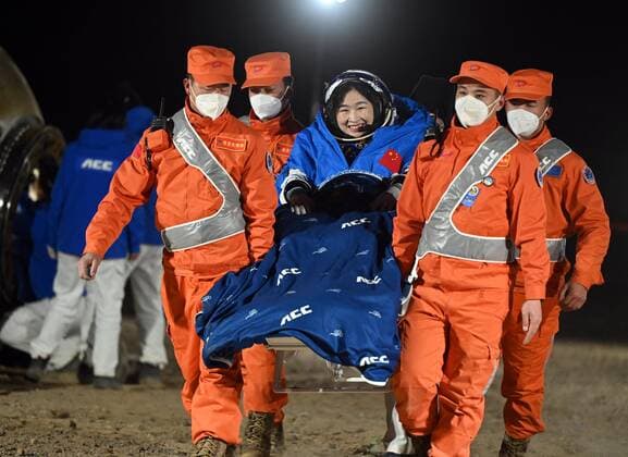 Bilder des Jahres, News 12 Dezember News Themen der Woche KW48 News Bilder des Tages (221204) -- DONGFENG LANDING SITE, Dec. 4, 2022 -- Astronaut Liu Yang is out of the return capsule of the Shenzhou-14 manned spaceship at the Dongfeng landing site in north China s Inner Mongolia Autonomous Region, Dec. 4, 2022. The return capsule of the Shenzhou-14 manned spaceship, carrying astronauts Chen Dong, Liu Yang and Cai Xuzhe, touched down at the Dongfeng landing site safely on Sunday. ) (EyesonSci)CHINA-SHENZHOU-14-RETURN (CN) LianxZhen 