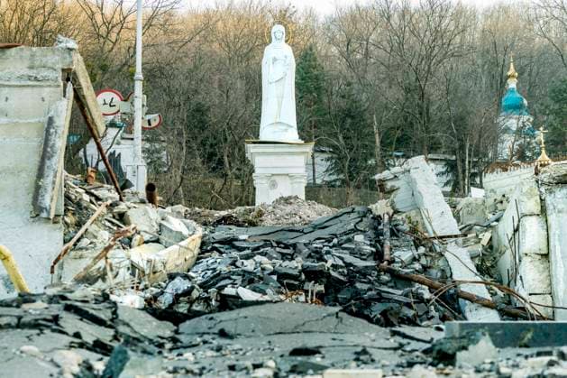 News Bilder des Tages December 4, 2022, Sviatohirsk, Donetsk, Ukraine: Aftermath of the russian shelling near the Sviatohirsk monastery during the combats for the control of Tetyanivka village in Donbass region, Ukraine. Sviatohirsk Ukraine - ZUMAa131 20221204_zap_a131_001 Copyright: xCelestinoxArcexLavinx