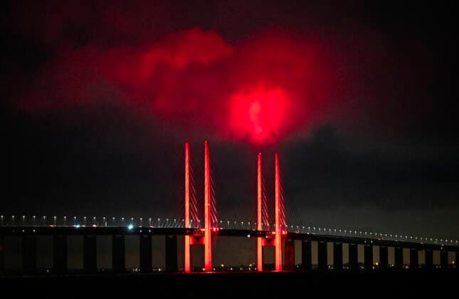 News Themen der Woche KW48 News Bilder des Tages MALMÖ 2022-12-04 Öresundsbron i röd julbelysning den andra advent 2022. Tidigare ar har Öresundsbrons pyloner lysts upp som en adventsljusstake med en ljuslaga pa toppen. I ar har har Öresundsbrokonsortiet valt att endast lysa upp bron i rött mellan klockan 16 och 22 för att spara spara el med anledning av den pagaende energikrisen. MALMÖ SVERIGE x50090x *** MALMÖ 2022 12 04 Öresund Bridge in red Christmas lights on the second Advent 2022 In previous years, the pylons of the Öresund Bridge have been lit up like an Advent candlestick with a candle on top. due to the ongoing energy crisis MALMÖ SWEDEN x50090x,  Copyright: xJohanxNilsson TTx ÖRESUNDSBRON JULRÖD ANDRA ADVENT