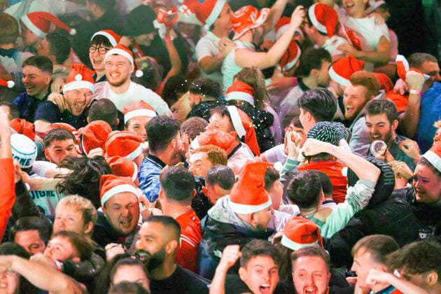 News Bilder des Tages . 04 12 2022. London, United Kingdom. England WC Game Screening BoxPark Wembley. Fans gather at BoxPark Wembley to watch England play Senegal in the 2022 World Cup finals.  xMartynxWheatleyx xi-Imagesx IIM-23987-0015