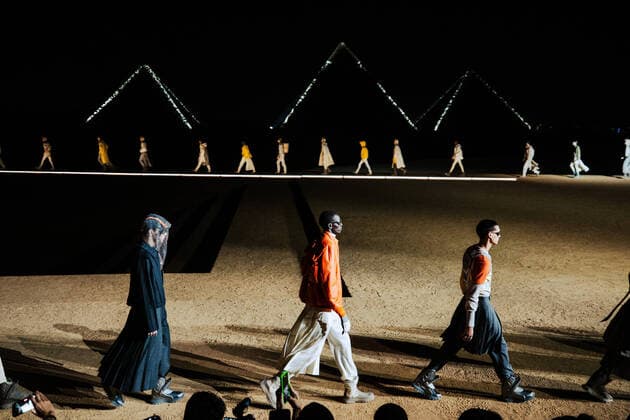 Bilder des Jahres, Entertainment 12 Dezember Entertainment Themen der Woche KW48 Dior Fall 2023 Menswear Collection - Runway A model walks the runway during the Dior Fall 2023 Menswear show on December 4, 2022 at the Giza Pyramids in Cairo, Egypt. Cairo Egypt  Copyright: xZiadxAhmedx originalFilename: ahmed-notitle221203_npSBP.jpg