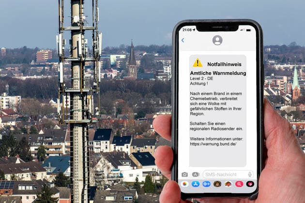 Symbolbild Cell Broadcast, Warndienst über das Mobiltelefon, per SMS, an alle Geräte, die sich im Bereich von Funkzellen, Sendemasten, befinden, die eventuell gefährdet sind, bei Naturkatastrophen, Grossschadens Ereignissen, Unfällen, usw., Versand über die Netzbetreiber, in Zusammenarbeit mit dem Bundesamt für Bevölkerungsschutz und Katastrophenhilfe, BBK Cell Broadcast *** Symbolic Cell Broadcast, warning service via cell phone, via SMS, to all devices located in the area of radio cells, transmission towers, which may be at risk, in the event of natural disasters, major damage events, accidents, etc , dispatch via the network operators, in cooperation with the Federal Office of Civil Protection and Disaster Assistance, BBK Cell Br