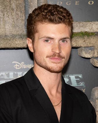 05 December 2022 - Los Angeles, California - Jake Austin Walker. Disney + premiere of Ã¢â‚¬oeNational Treasure: Edge of HistoryÃ¢â‚¬Â at El Capitan Theatre. Hollywood USA - ZUMAa123 20221205_zaa_a123_024 Copyright: xBillyxBennightx