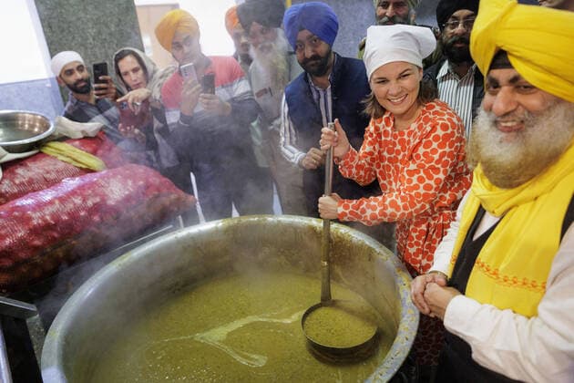 Bilder des Jahres 2022, News 12 Dezember Annalena Baerbock (Buendnis 90 Die Gruenen), Bundesaussenministerin, aufgenommen im Rahmen eines Besuchs der Gurudwara Sis Ganj Sahib (Sikh-Tempel) und der dazugehoerigen Kueche in Neu-Delhi, 05.12.2022. Neu-Delhi Indien *** Annalena Baerbock Buendnis 90 Die Gruenen , German Foreign Minister, taken during a visit to the Gurudwara Sis Ganj Sahib Sikh Temple and its kitchen in New Delhi, 05 12 2022 New Delhi India Copyright: xKiraxHofmannx