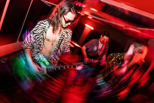 Young guitarist with long hair in sunglasses and striped shirt performing music on electric guitar during rehearsal with band, Model released, Property released ManuelRuiz_ID9449_285156_076 Copyright: xManuelxRuizx MR