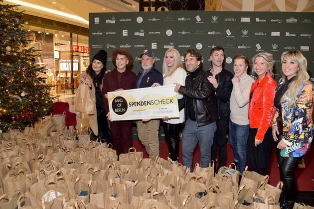 Bilder des Jahres 2022, Entertainment 12 Dezember Entertainment Bilder des Tages strassenfeger charity by Maximilian Seitz Ronja Forcher, Gitta Saxx, Sarah Knappik, Annemarie Eifeld, Julian FM Stoeckel, Kader Loth, Leo Rojas, Julian David, Tim Rasch, Günther Krabbenhöft, Falk-Willy Wild, Franziska Traub, Katrin Wrobel, Dirk Heidemann, Daniel Sommer, Tim Peters, Max Weidner, Leon Klein und viele weiterea ¡ Designer und Instagram Star Maximilian Seitz veranstaltet erneut mit viel prominenter Unterstützung strassenfeger charity by Maximilian Seitz in der Mall of Berlin in Berlin. Für den bekannten Verein werden 250 Geschenktüten für bedürftige Menschen in der Mall of Berlin gepackt in Berlin am 06.12.2022 *** strassenfeger charity by Maximilian Seitz Ronja Forcher, Gitta Saxx, Sarah Knappik, Annemarie Ei Photopress Mueller